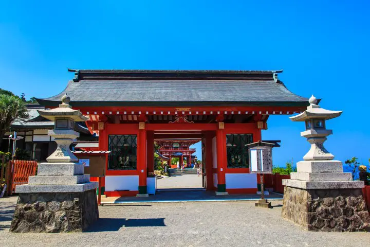 【宮崎】海邊洞窟的「鵜戸神宮」神社|紅與藍相互輝映的絕景