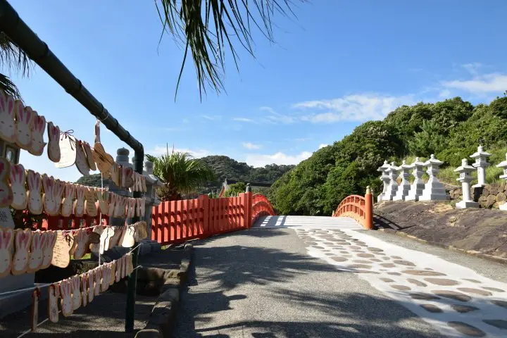 宮崎県 石を投げて運試し 海辺の洞窟に建つ 鵜戸神宮 Matcha 訪日外国人観光客向けwebマガジン