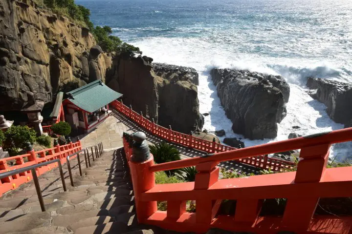【宮崎】海邊洞窟的「鵜戸神宮」神社|紅與藍相互輝映的絕景