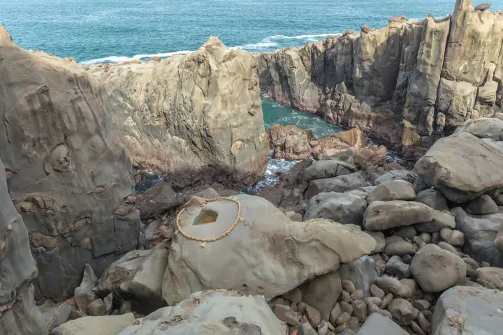 【宮崎】海邊洞窟的「鵜戸神宮」神社|紅與藍相互輝映的絕景