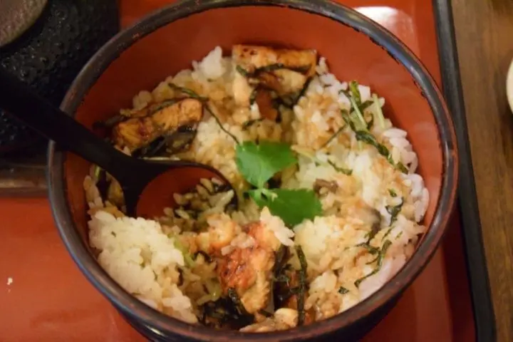 Cách ăn món ăn nổi tiếng