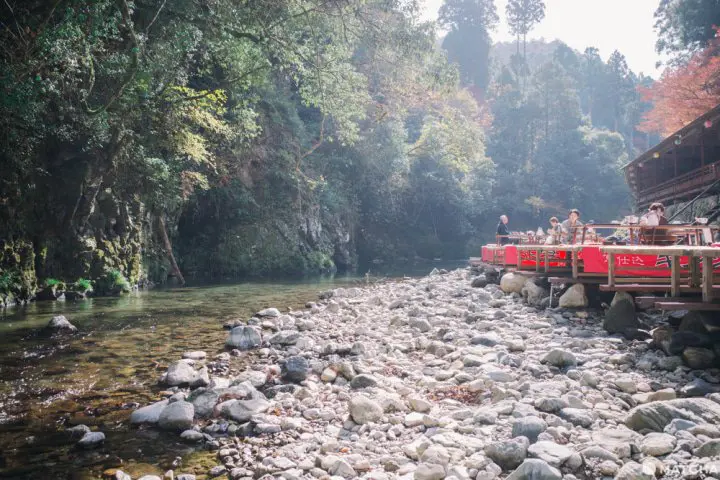 自然豊かな京都・神護寺。名物のかわらけ投げと美味しい食事