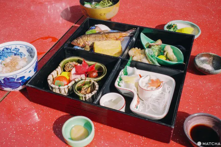 自然豊かな京都・神護寺。名物のかわらけ投げと美味しい食事