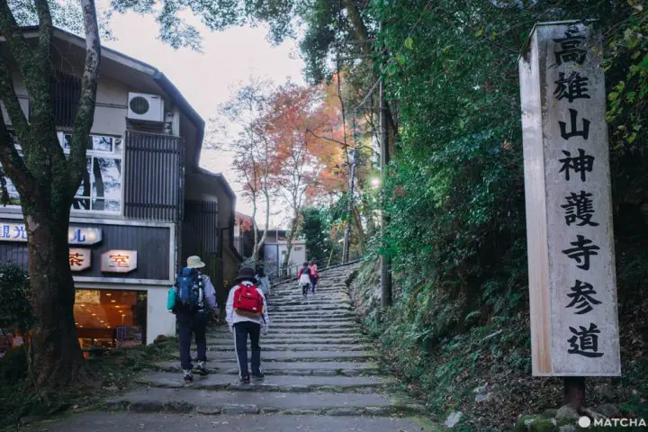 自然豊かな京都・神護寺。名物のかわらけ投げと美味しい食事
