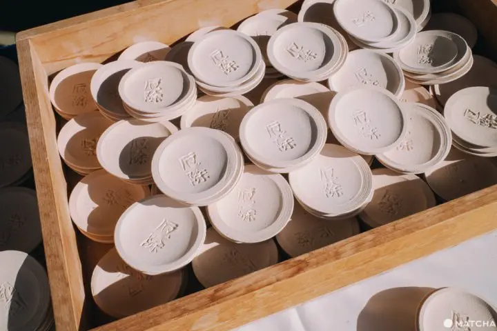 自然豊かな京都・神護寺。名物のかわらけ投げと美味しい食事