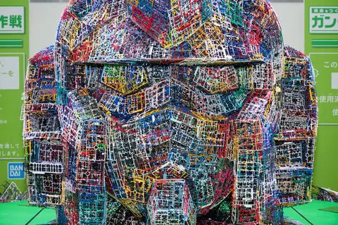 模型組完別急著丟!「鋼彈R作戰FINAL 2021」回收零件框架,成為1/1壯觀鋼彈頭!