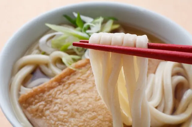 说到日本的面，就会想到荞麦和乌龙面！让我们来谈谈它们的不同吧