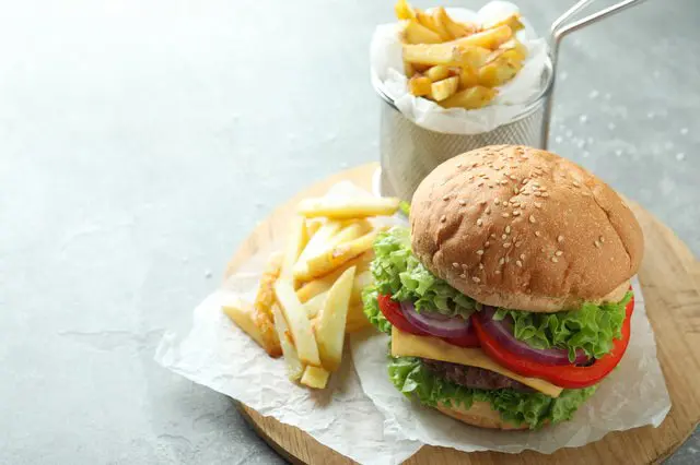 <ruby>日本<rt>にほん</rt></ruby>の　<ruby>飲食店<rt>いんしょくてん</rt></ruby>の　<ruby>変<rt>へん</rt></ruby>な<ruby>　サービス<rt>service</rt></ruby>と　<ruby>ルール<rt>rule</rt></ruby>を　<ruby>知<rt>し</rt></ruby>ろう！