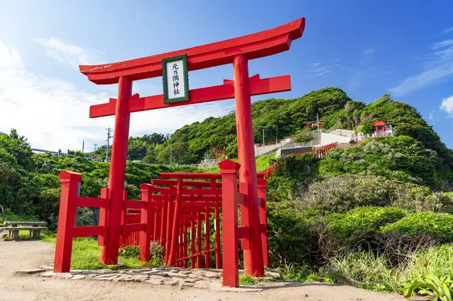 【絕景】日本最難丟香火錢的「元乃隅稻成神社」