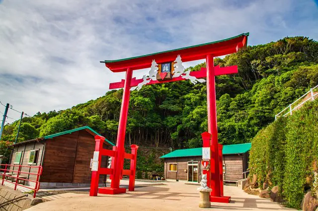 【絕景】日本最難丟香火錢的「元乃隅稻成神社」
