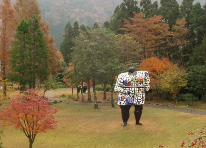 ไกด์นำเที่ยวฮาโกเนะอันเลื่องชื่อเรื่องออนเซ็นและธรรมชาติอันอุดมสมบูรณ์