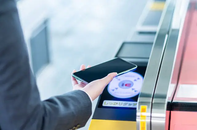Cómo usar una tarjeta Suica: pasar por las puertas de entrada