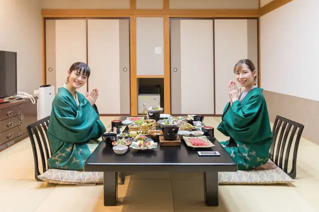 <ruby>旅館<rt>りょかん</rt></ruby>、ホテルなど　<ruby>日本<rt>にほん</rt></ruby>で　<ruby>泊<rt>と</rt></ruby>まることが　できる　<ruby>建物<rt>たてもの</rt></ruby>を　ぜんぶ　<ruby>紹介<rt>しょうかい</rt></ruby>！