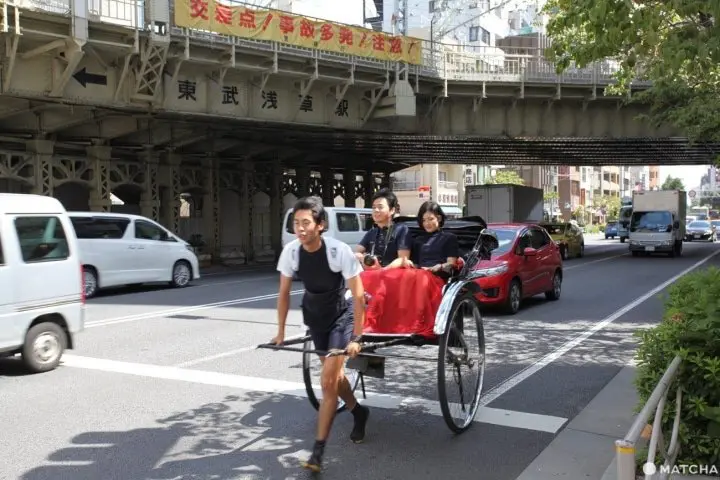 浅草観光の定番！ 人力車に乗って快適な旅を