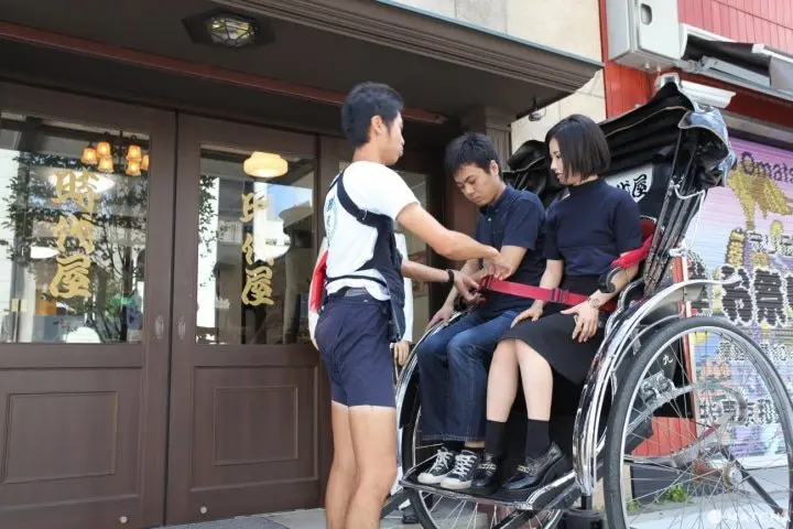 浅草観光の定番！ 人力車に乗って快適な旅を