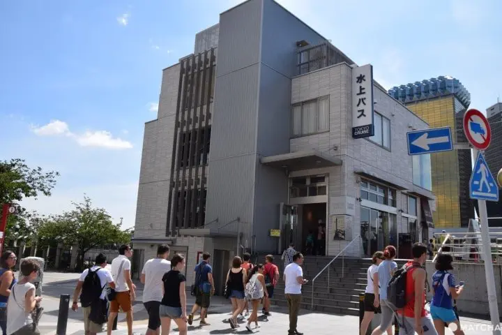 浅草観光の定番！ 人力車に乗って快適な旅を