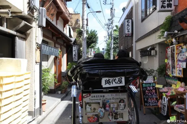 浅草観光の定番！ 人力車に乗って快適な旅を