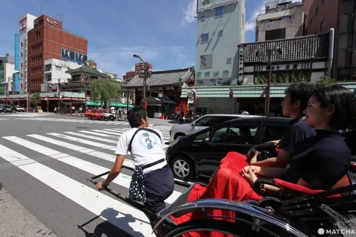 浅草観光の定番！ 人力車に乗って快適な旅を
