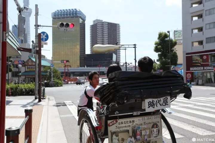 浅草観光の定番！ 人力車に乗って快適な旅を