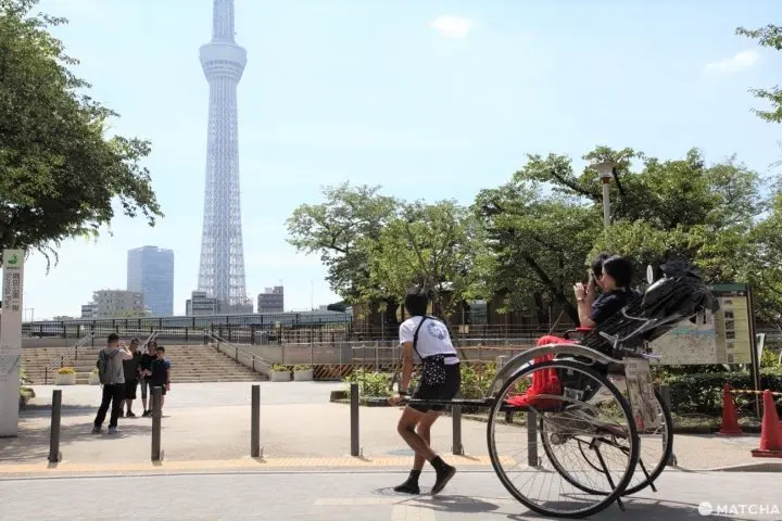 浅草観光の定番！ 人力車に乗って快適な旅を