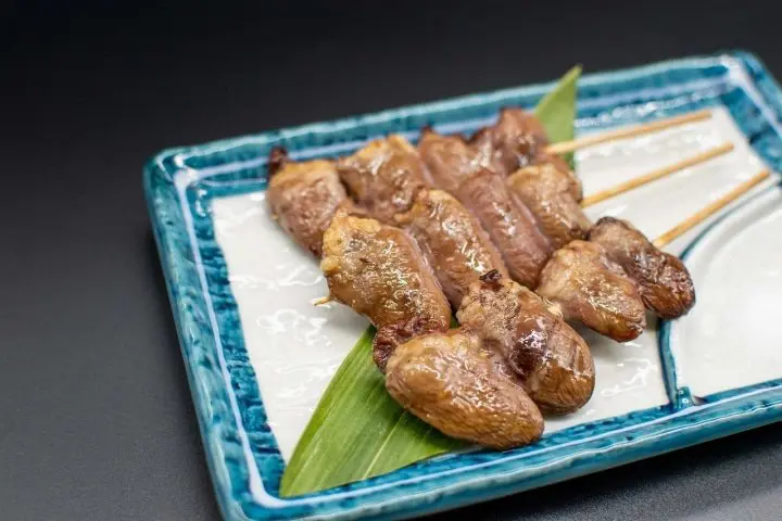Cómo disfrutar el yakitori: Una guía de los tipos de yakitori y restaurantes