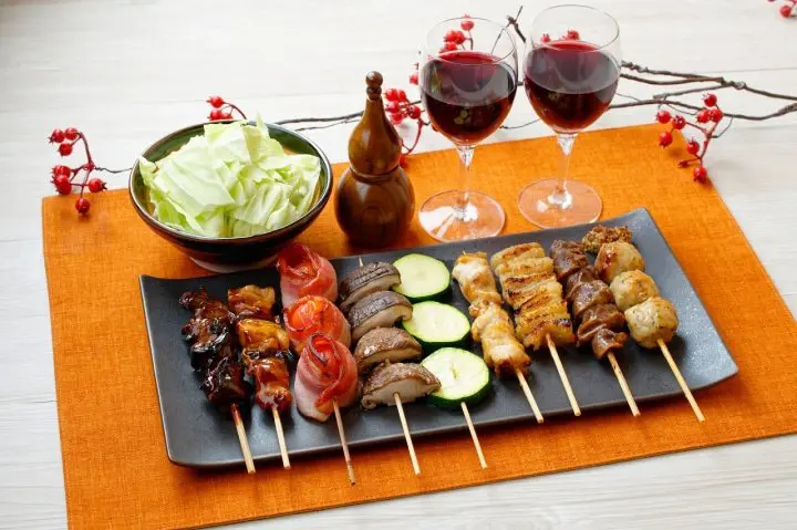 Cómo disfrutar el yakitori: Una guía de los tipos de yakitori y restaurantes