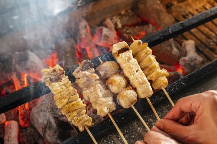 Cómo disfrutar el yakitori: Una guía de los tipos de yakitori y restaurantes