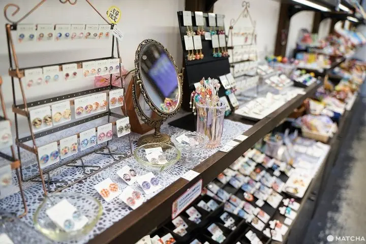 Asakusa Taisho Romankan: Chic Kimono Styling and Colorful Desserts