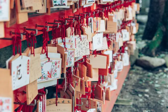  Hatsumode: Usher in Good Luck at a Shrine or Temple on New Year's