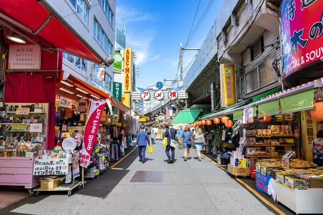 มาช็อปของลดราคาที่ตลาดอะเมะโยโกะกัน ที่ๆ คุณจะได้สัมผัสถึงบรรยากาศถนนร้านค้าสมัยก่อน