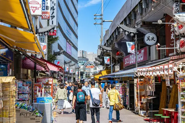 มาช็อปของลดราคาที่ตลาดอะเมะโยโกะกัน ที่ๆ คุณจะได้สัมผัสถึงบรรยากาศถนนร้านค้าสมัยก่อน