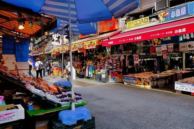 มาช็อปของลดราคาที่ตลาดอะเมะโยโกะกัน ที่ๆ คุณจะได้สัมผัสถึงบรรยากาศถนนร้านค้าสมัยก่อน