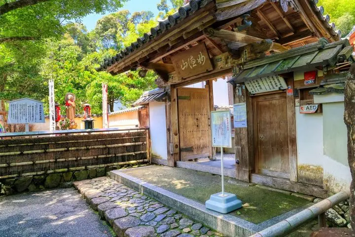 願い事がひとつだけ叶う。京都・嵐山の「鈴虫寺」で和尚さんの説法に肖る