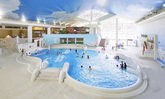 巨大プールにテンション上がる！首都圏のレジャープール4選