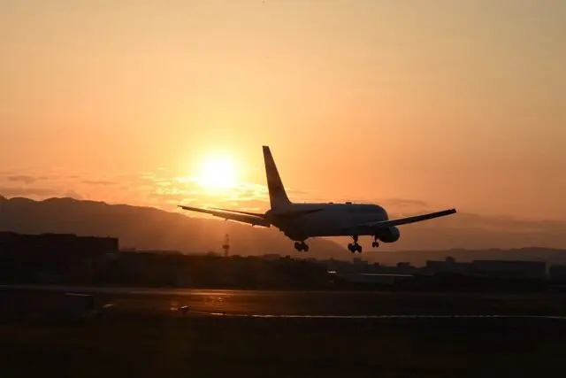 大阪国際空港「千里川堤防」でド迫力の飛行機ウォッチ！