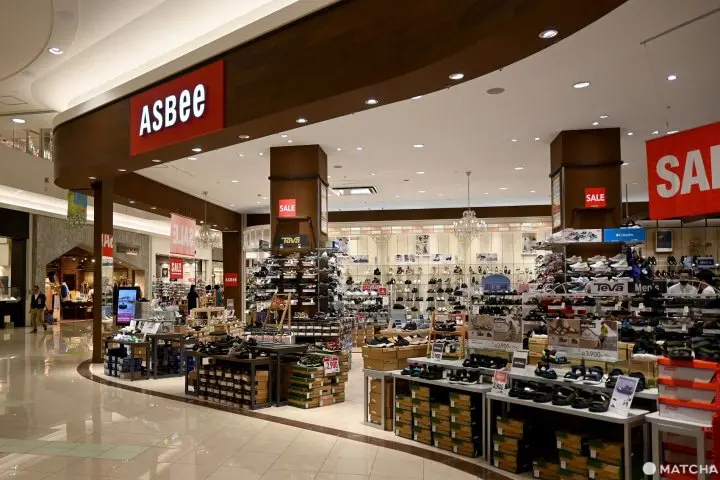 靴がたくさん並ぶASBEEの店頭