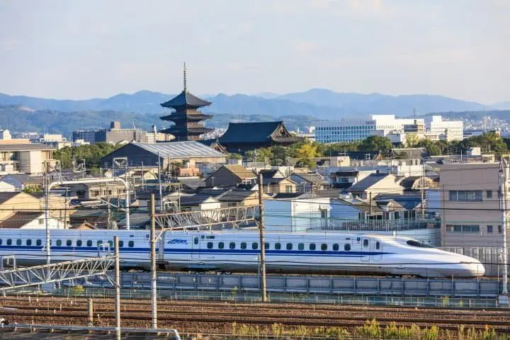 <ruby>新幹線<rt>しんかんせん</rt></ruby>と　<ruby>夜行<rt>やこう</rt></ruby>バス(Night Bus)　どちらが　いい？　<ruby>東京<rt>とうきょう</rt></ruby>から　<ruby>京都<rt>きょうと</rt></ruby>への　<ruby>行<rt>い</rt></ruby>き<ruby>方<rt>かた</rt></ruby>