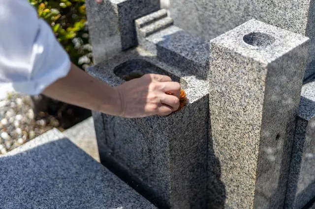 How to Visit a Grave Using Good Manners