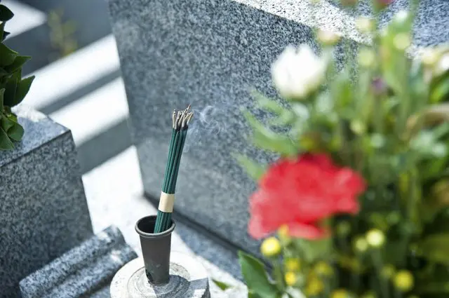 How to Visit a Grave Using Good Manners