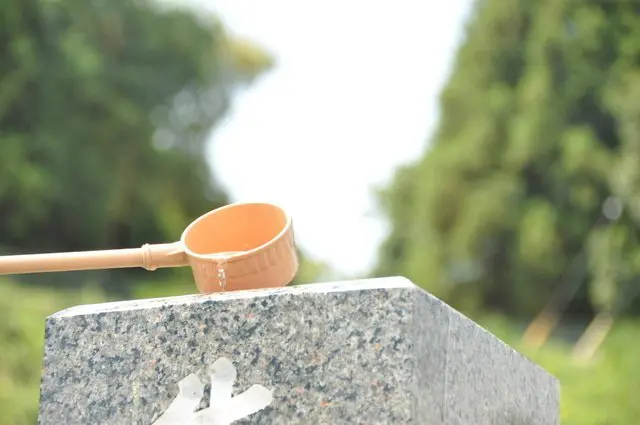 How to Visit a Grave Using Good Manners