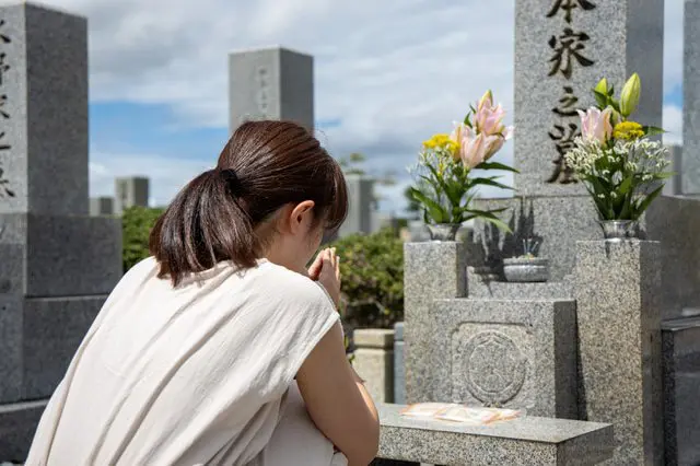 How to Visit a Grave Using Good Manners