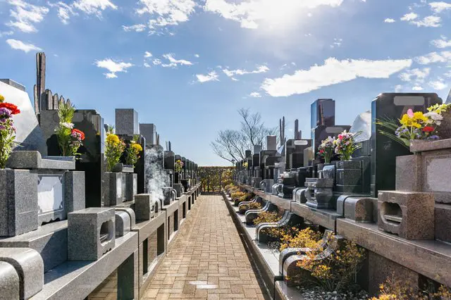 How to Visit a Grave Using Good Manners