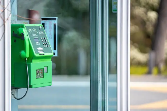 緊急時は無料で使える。知っておきたい日本の公衆電話の使い方