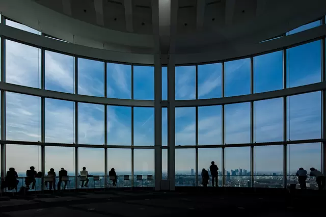 夜(よる)遅(おそ)くまで 遊(あそ)ぶことが できます。 東京(とうきょう)の 夜(よる)は 六本木(ろっぽんぎ)ヒルズ(hills)へ 行(い)きましょう