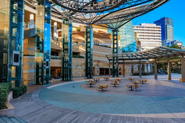 夜(よる)遅(おそ)くまで 遊(あそ)ぶことが できます。 東京(とうきょう)の 夜(よる)は 六本木(ろっぽんぎ)ヒルズ(hills)へ 行(い)きましょう