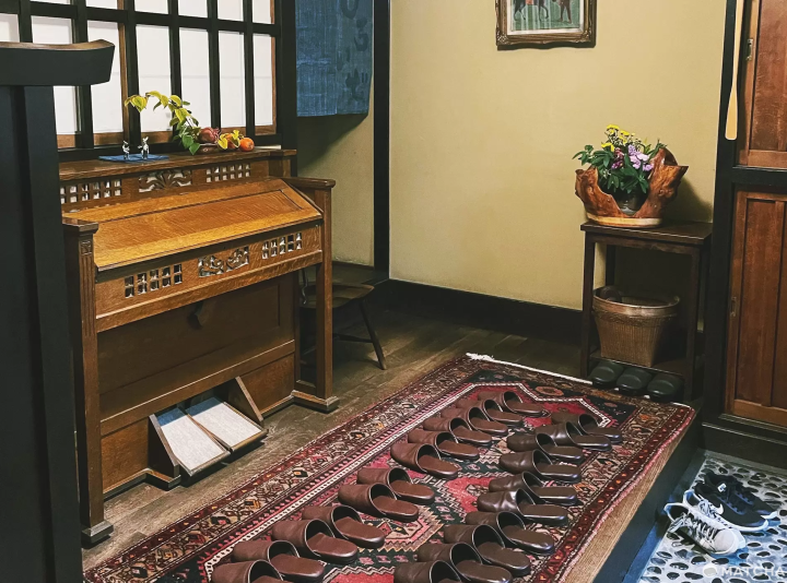 松本名旅舖「まるも旅館」感受民藝家具的美學之夜