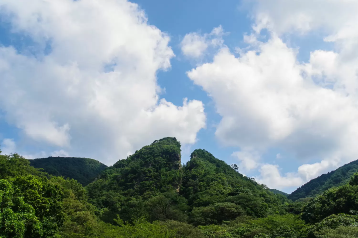 美しい陶器「無名異焼」をお土産に。多様な自然と文化の吹きだまりで感じる、佐渡金山と赤土の伝統工芸