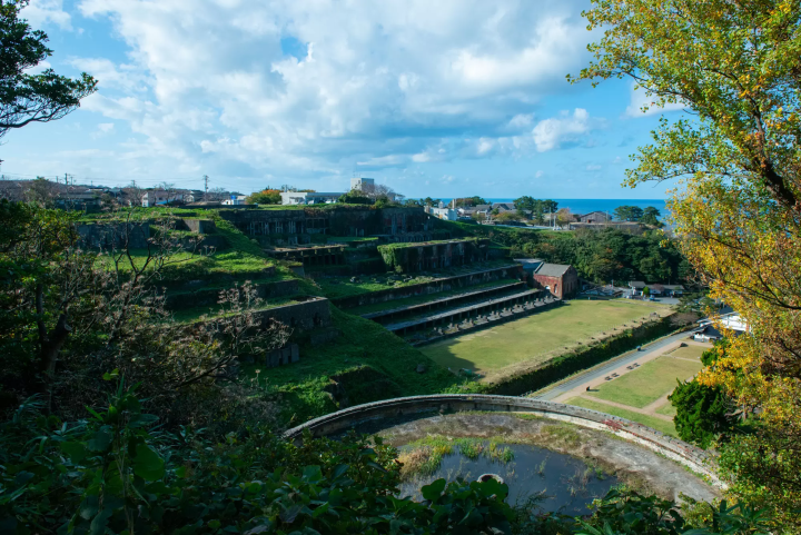 美しい陶器「無名異焼」をお土産に。多様な自然と文化の吹きだまりで感じる、佐渡金山と赤土の伝統工芸