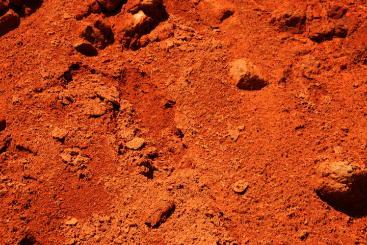 美しい陶器「無名異焼」をお土産に。多様な自然と文化の吹きだまりで感じる、佐渡金山と赤土の伝統工芸