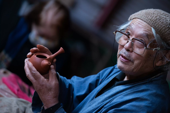 美しい陶器「無名異焼」をお土産に。多様な自然と文化の吹きだまりで感じる、佐渡金山と赤土の伝統工芸